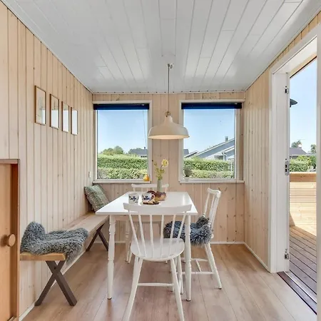 3 Bedroom Beautiful Home In Juelsminde Casa de Férias *
